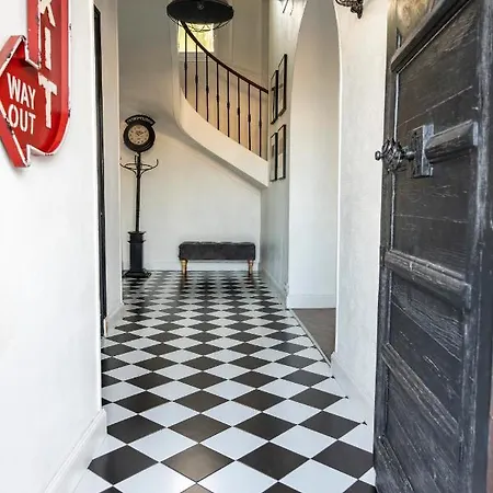 Beautiful W/ Ac - Close To Exhibition & Beach בית נופש